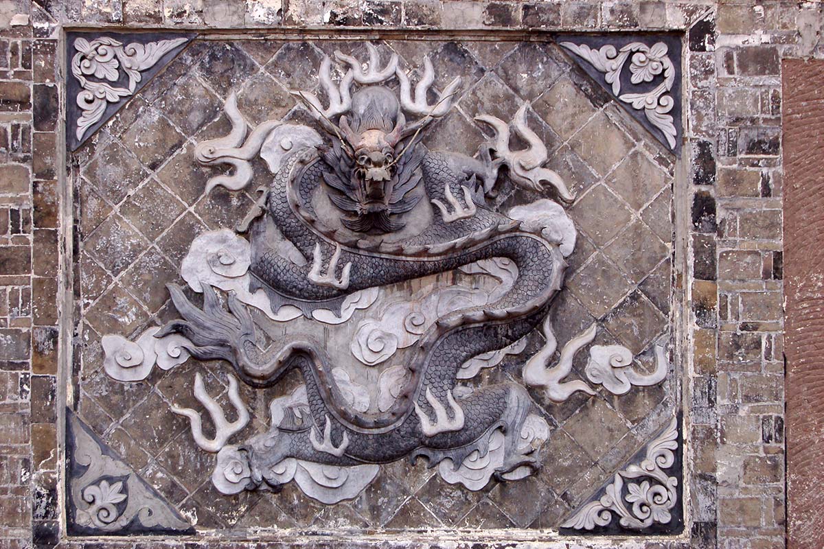 成都の壁にある龍の装飾