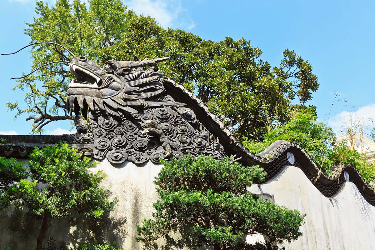 豫園の壁にある龍の装飾